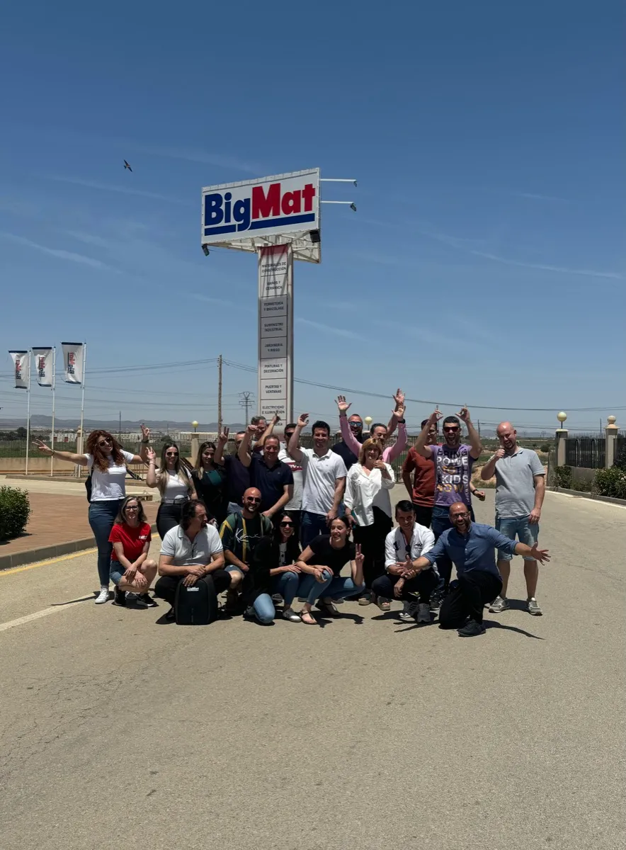 Diego Serrano con un grupo junto al cartel de BigMat