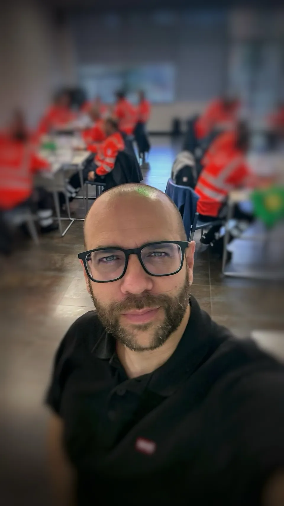Diego Serrano con un grupo en un aula de CIFSE