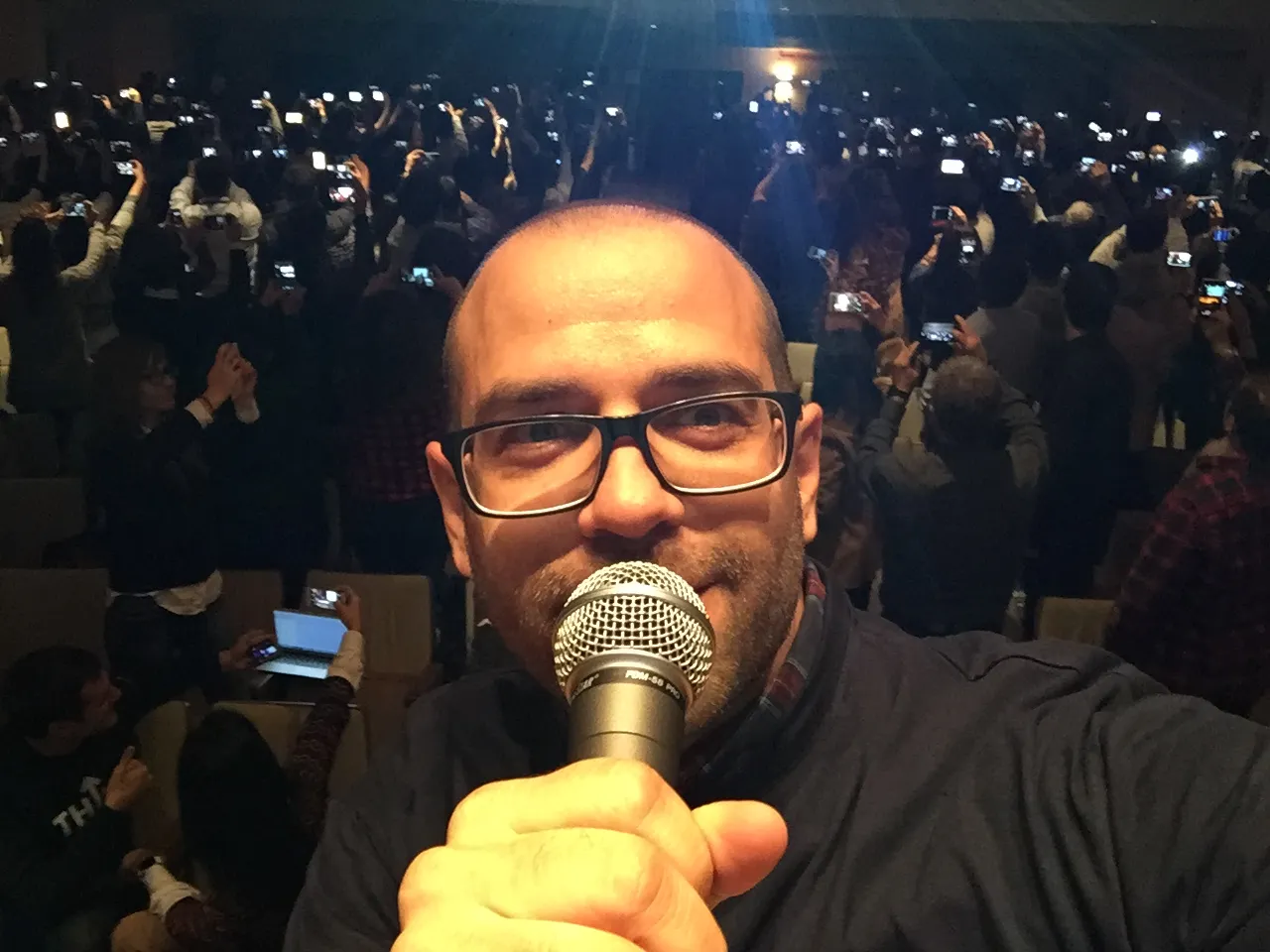 Diego Serrano con un micrófono frente al público de un auditorio