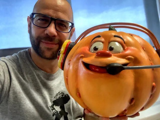 Diego Serrano con un micrófono frente a una pantalla